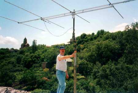 Tjerry, PB0ANX on the roof with the antenna