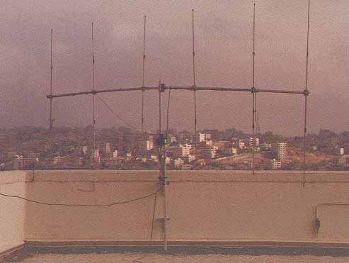 The vertically polarised antenna on the roof of the Marriott